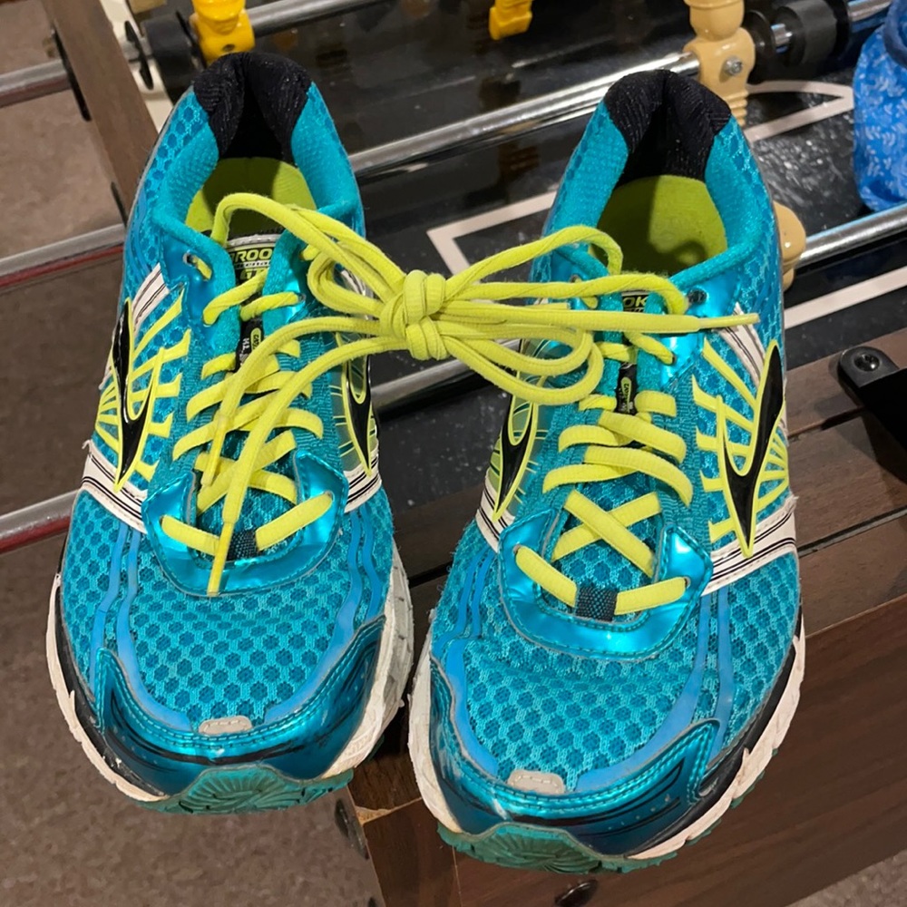Brooks running shoes sz 8